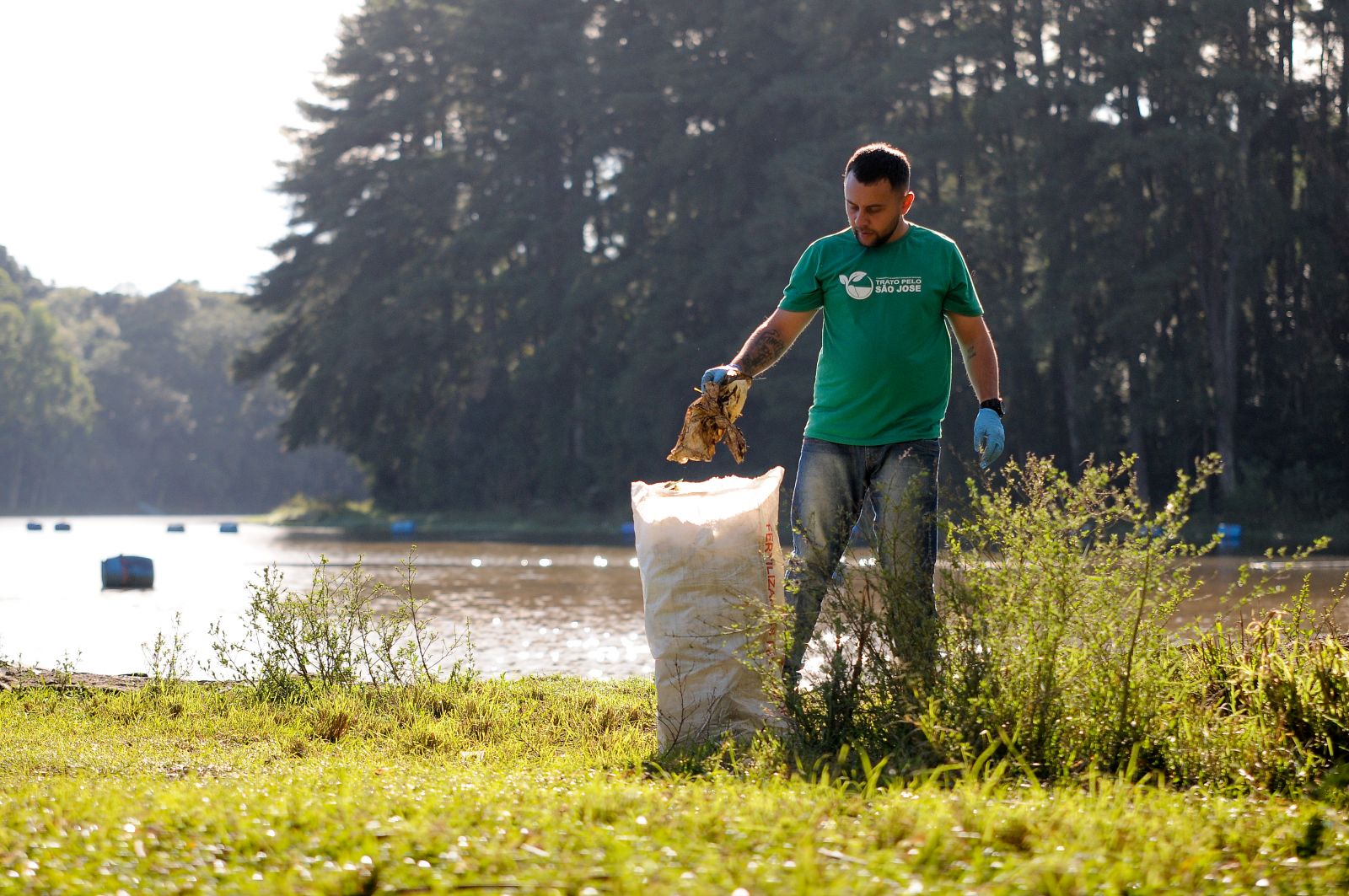 Voluntário limpando manancial de Chapecó